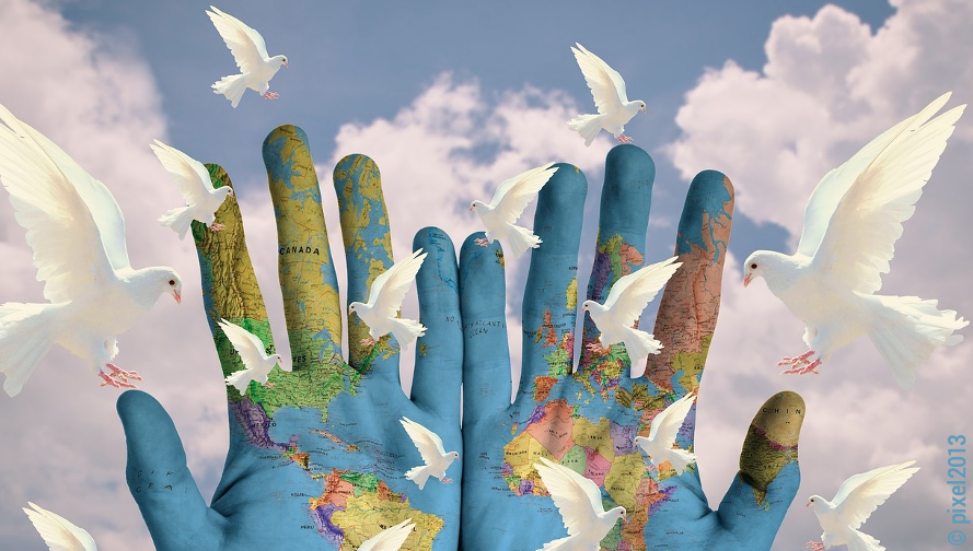 Symboldbild weiße Tauben und Weltkarte